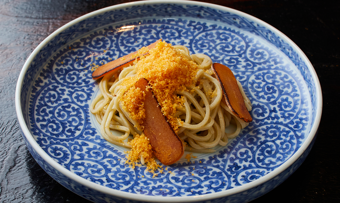 夜のコース料理（15,000円～ 税込）では3種類の蕎麦が味わえる。その中の一つ「からすみそば」は、おつまみとしてコース前半に提供。日本酒「八鹿スパークリング Niji」との相性も抜群だ。