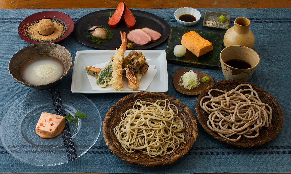 夜のコース料理（15,000円～ 税込）では3種類の蕎麦が味わえる。その中の一つ「からすみそば」は、おつまみとしてコース前半に提供。日本酒「八鹿スパークリング Niji」との相性も抜群だ。