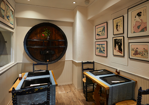 江戸時代に名を馳せた葛飾北斎と歌川広重の浮世絵と、フランスを彷彿とさせる洋風のインテリアが調和したお洒落な店内。