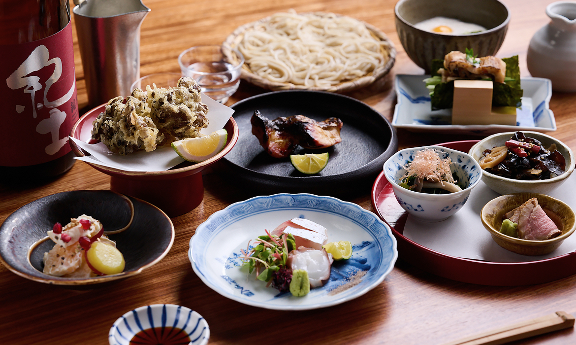 蕎麦いっこんの名物「大せいろ」を含んだコース料理でも、和食材を活かした蕎麦前メニューを堪能できる。さまざまな銘柄を豊富に取り揃えた日本酒と共に味わって。