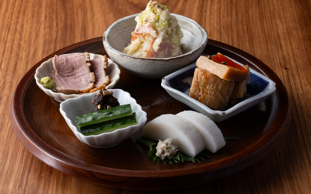 蕎麦のかえしや醤油で味付けした鴨を使った「鴨わさ」や、仕込みに3日間かかるという「極太メンマ 山椒煮」など、蕎麦屋ならではの味わいが愉しめる料理が一皿に。