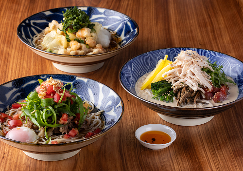 蒸し鶏と野菜をふんだんに使い、満足感とヘルシーさを両立させた「蒸し鶏と香味野菜の胡麻ぶっかけそば」（1,500円 税込）など、創作蕎麦も豊富。