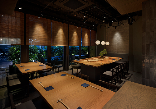 和モダンな店内には半個室もあり、会食や接待にも利用しやすい。