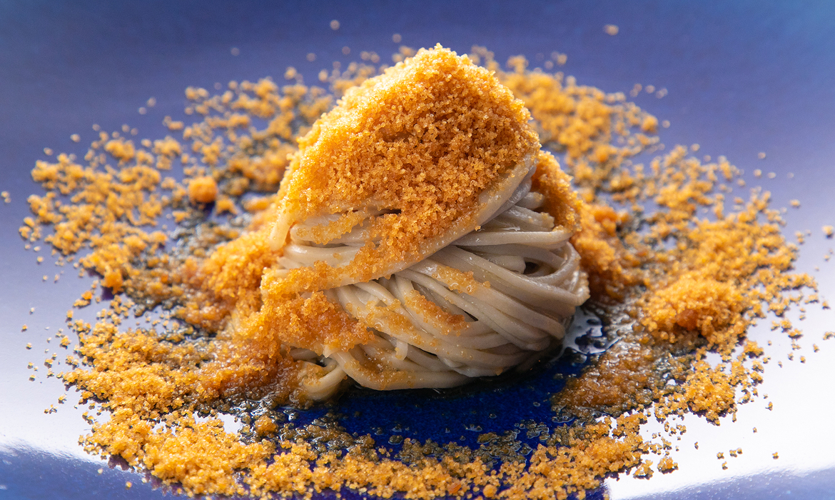 出汁と蕎麦つゆ、少量のオリーブオイルを九一の手打ち蕎麦に和え、日本酒で磨いた旨みの強い吟醸からすみをたっぷりとかけた「吟醸からすみ蕎麦」（1,650円 税込）。