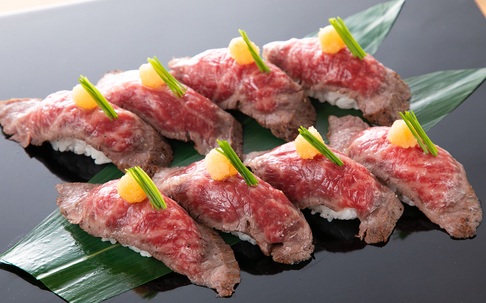 岐阜県飛騨市にある飛騨牛専門店「肉の沖村」から仕入れる上質な飛騨牛の赤身肉を炙り、握り寿司にして、おろしポン酢でさっぱりといただく逸品。