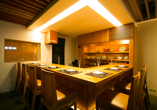 階建ての店内にはカウンター席やテーブル席、ソファ席、個室を完備し、あらゆるシーンとニーズに合わせた使い方が可能。