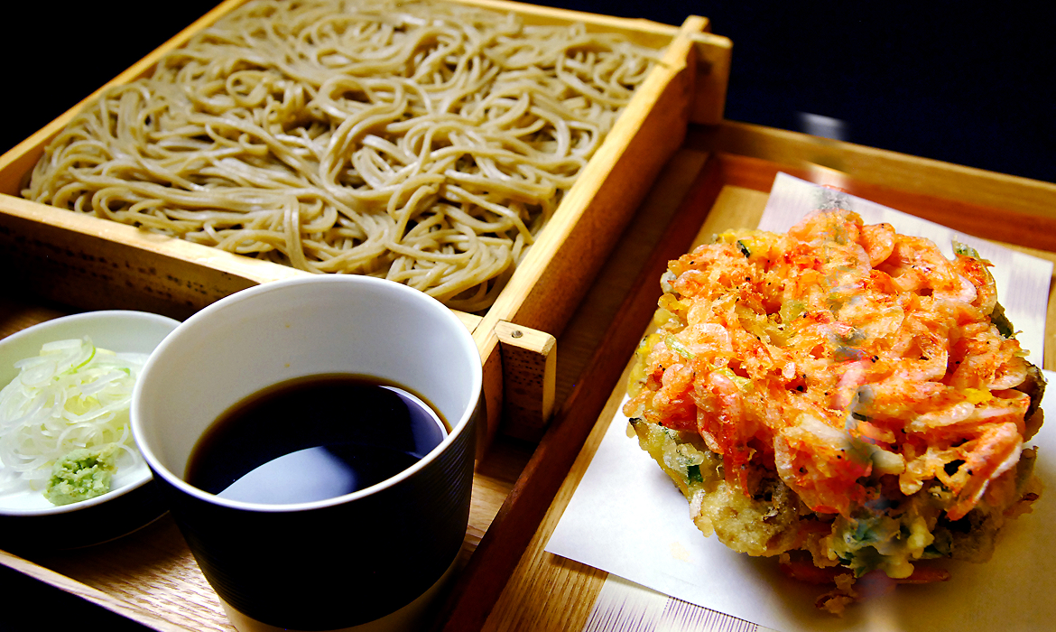 素材本来の甘みや香りが引き立つ揚げたてのかき揚げは、その時季、一番の旬の素材を使い、軽やかな薄衣でサクッと揚げるのが特徴。「かき揚げせいろ」（2,190円 税込）。