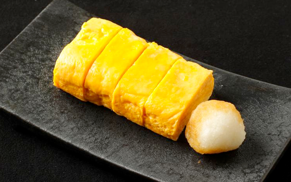 蕎麦つゆと同じ出汁をたっぷり含ませることで、箸を入れた瞬間に黄金色の出汁が溢れ出す。醤油をひと垂らしした大根おろしと共に味わえばお酒も一層進む。