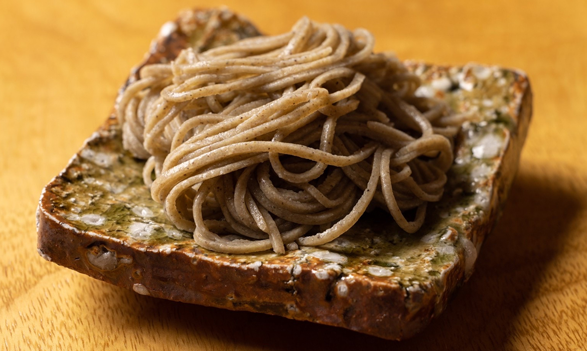 当日使用する分のみ自家製粉し、「せいろ」「粗挽き」「玄挽き」の三種に打ち分けるという蕎麦（各1,320円 税込）は、売り切れ次第、その日の営業は終了するのだそう。