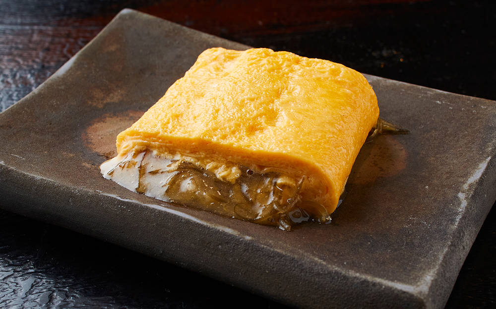 蕎麦汁仕込みの出汁巻き玉子を割ると、「Wakiya」の代名詞であるフカヒレが中から顔を出す。出汁の風味と玉子の甘さにフカヒレが融合した、意外性のある逸品。