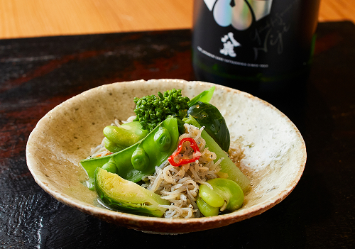 「シラス醤と季節野菜」（1,000円 税込）。シンプルに茹で上げ、素材そのものの旨みを提供する。