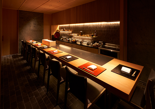 樹齢2000年の香杉のカウンターテーブルが目を惹く、落ち着いた雰囲気の店内。上質でリラックスした時間を演出。