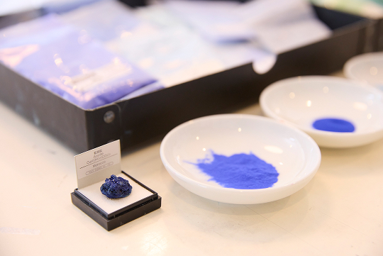 岩絵具は、同じ色であっても粒子の大きさによって見え方や印象が大きく異なる特性があり、そうした性質を生かして表現している。