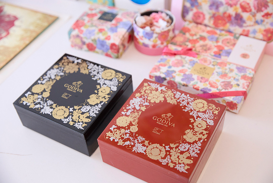 GODIVAとのコラボ商品。より多くの人に日本画を知って欲しいとの想いから、企業とのコラボも積極的に行っている。