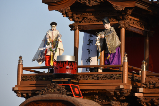 山車上のからくりは、神に捧げる芸能として継承されてきた。「湯取り神事」は神事の一場面を表現した演目を通じて、祭礼の精神性を今に伝える。