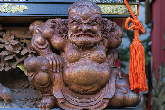 山車の随所を彩る精緻な彫刻装飾。写真は亀崎中切組の山車に施された「力神」。