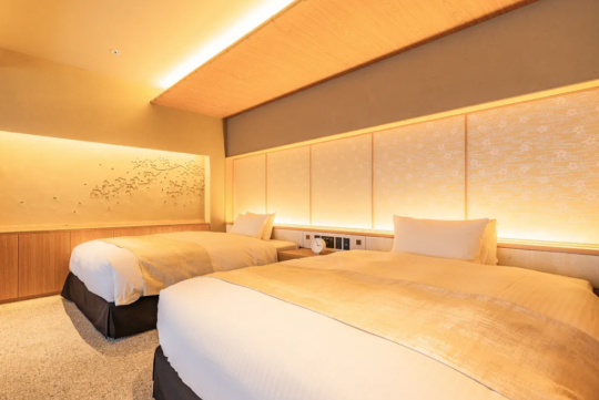 デラックスツインルームは、43㎡超の広さに、2台のダブルベッドとソファを備えた贅沢な空間。