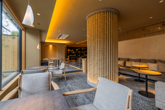 くつろぎのラウンジでは各種アルコールやソフトドリンク、京都ならではのお菓子を楽しめる。