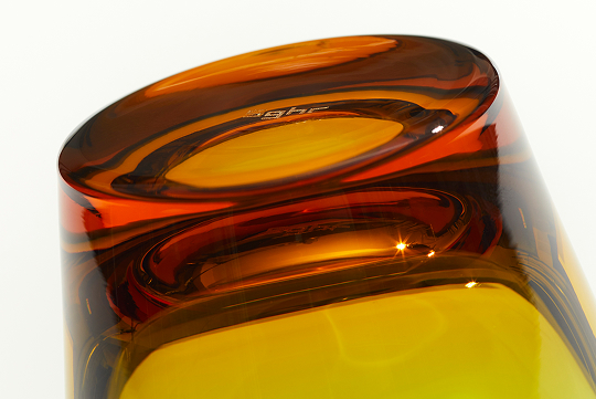 ガラスを重ねる技法でつくられており、底に重なったガラスがグラデーションになり独特の表情を見せる。