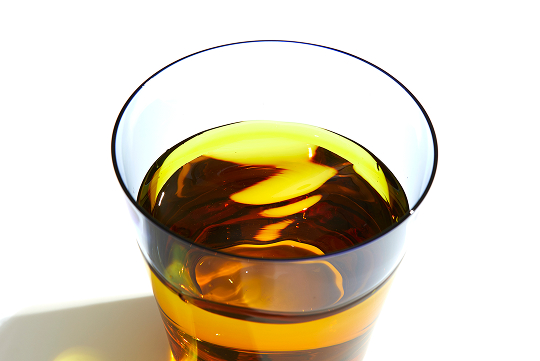 飲み物を注いだ状態。空でも飲み物が入っていても、手づくりならではの豊かな表情が魅力。