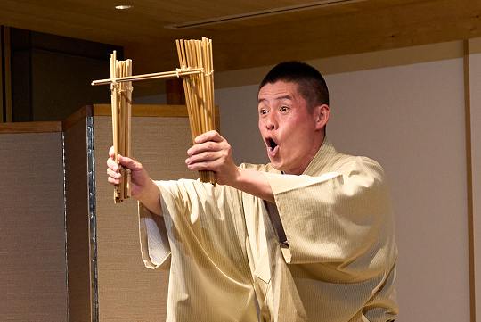 「南京玉すだれ」を披露する八好さん。伝統的なお座敷芸には、ほか「かっぽれ」などがある。
