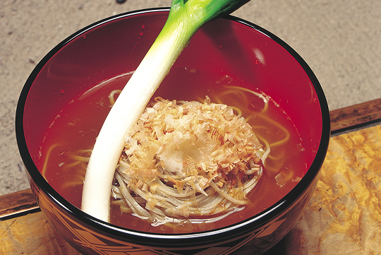 長ねぎを箸がわりに使い、薬味としても味わう大内宿名物の「ねぎそば」。だしの風味とそばの香りが重なる一品だ。