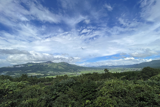 阿蘇五岳の山並みや雄大な自然に囲まれ、土地と一体になる唯一無二の滞在体験。日常の喧騒を離れ、五感が研ぎ澄まされていく。