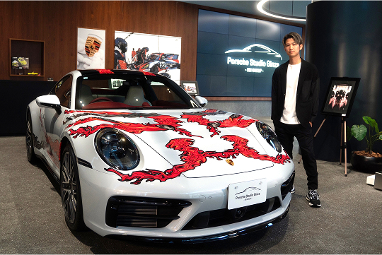 2023年にポルシェとのコラボレーションにより開催した個展では、ポルシェ911の車両に、力強さと躍動感を兼ね備えたアートを施している。