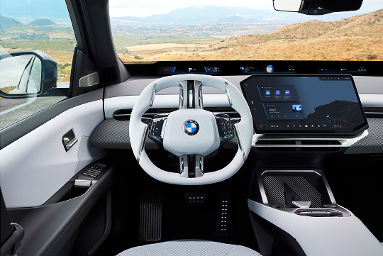 パノラミック・ビジョンと17.9インチのセンターディスプレイによって、近未来化した運転席まわり。