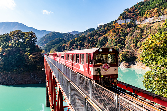 日本で唯一アプト式を採用する南アルプスあぷとライン。列車で訪れるなら、アプトいちしろ駅と長島ダム駅での電気機関車の連結・切り離しも見どころだ。