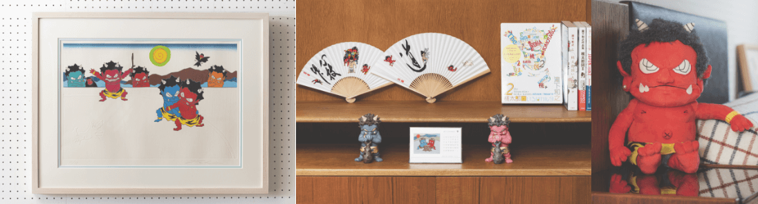 左.作品の鬼の図柄は、遊びやスポーツなど日常の生活を題材にしている。 中央. 千代の富士の直筆「道」・「心技体」の文字とのコラボ扇子や、タカラジェンヌとコラボしたカルタなども販売。 右.赤鬼のぬいぐるみも人気。