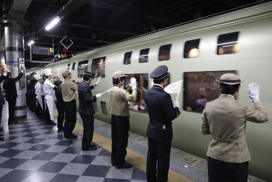 上野駅駅長や多くのスタッフに見送られて、「四季島」の旅は始まる