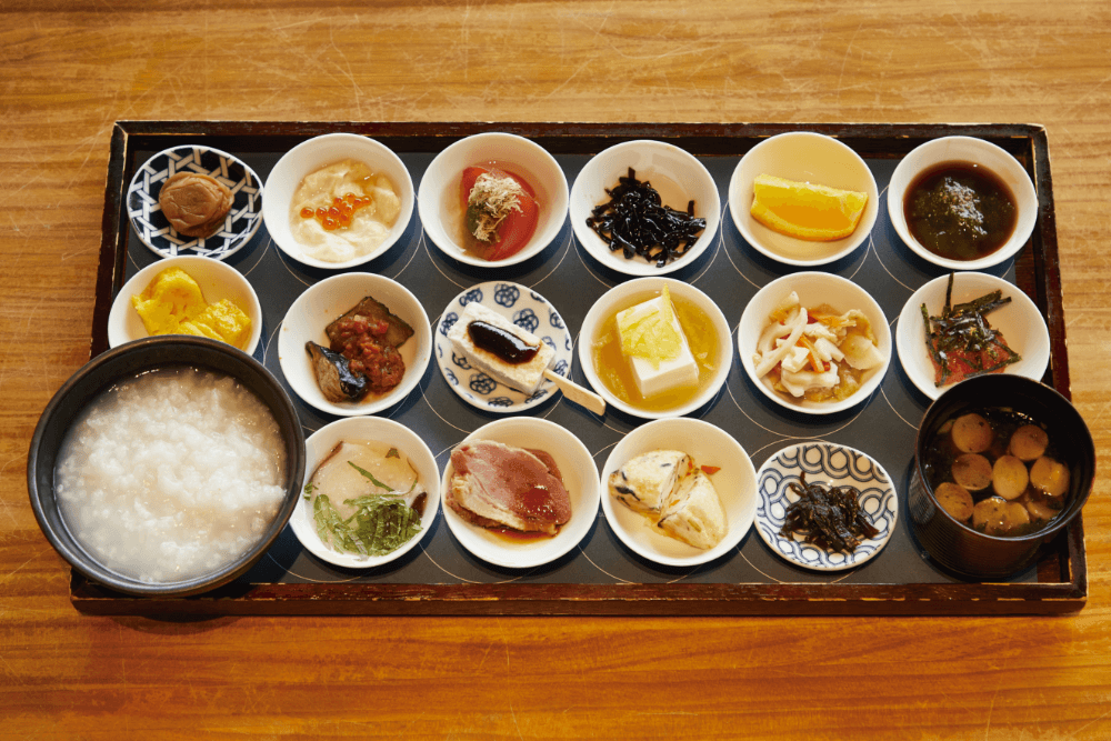 心休まる16種類の小鉢とおかゆ、お味噌汁のセット