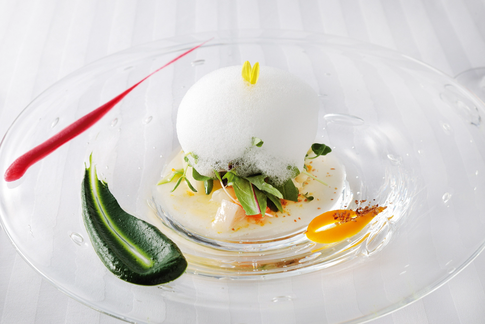 「世界を代表する100人のシェフ」にも選ばれた、レストラン「HAJIME」米田シェフが手掛ける美しい料理。