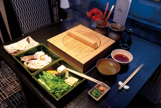 和食を監修する「菊乃井」のご主人村田氏の手による鍋料理。周遊コースでは2日目の夕食で供される。