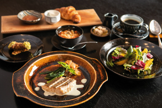 海を眺めながらいただく、鳥取の新鮮な素材が楽しめる「アルマーレ」の洋朝食