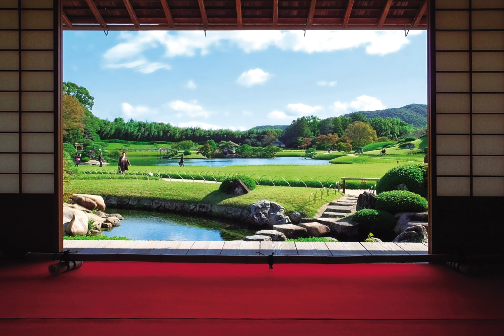観光先の岡山後楽園では、「瑞風」の乗客のために通常非公開の「延養亭」が解放され、園内を一望する美しい景勝を楽しめる。
