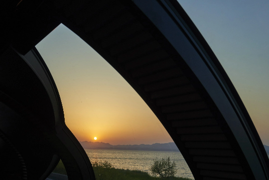 夕日100選にも登録されている宍道湖に沈む夕日。車窓から望むこの風景は必見だ。