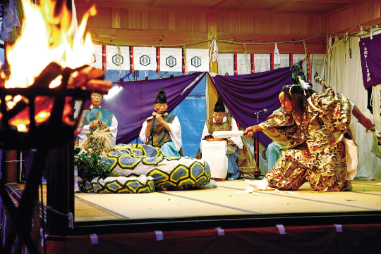 雲南市では「神楽の宿」で約400年の伝統を持つ出雲神楽を楽しむ。