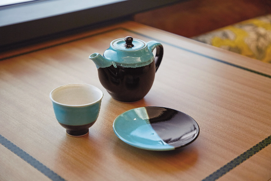 日本文化の繊細さと伝統の技で生み出された数々の調度品が「瑞風」の車内を彩る。写真の因州・中井窯の茶器は客室での使用の他、展示も行われている。