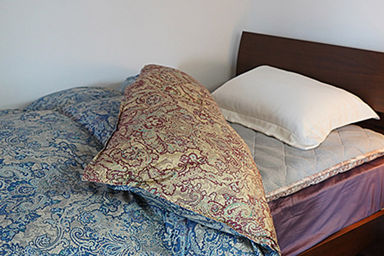 【高級寝具５点セット】ダウン93％羽毛布団・シルク入り敷布団・枕・各種カバー付き