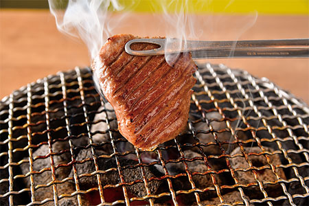 タイミングを見計らい、中原さん自らが都度手切りをした肉をスタッフが目の前で最適な焼き加減で焼き提供してくれる。