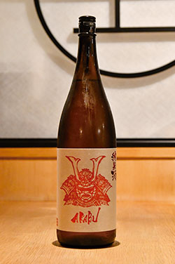 「AKABU」。岩手県の赤武酒造で24歳の杜氏が作る今話題の純米酒。辛味の中に甘味もあり、どんな料理にも合う。赤い兜がデザインされたラベルのイメージをいい意味で覆される、フルーティーで華やか、みずみずしくきれいな味わい。