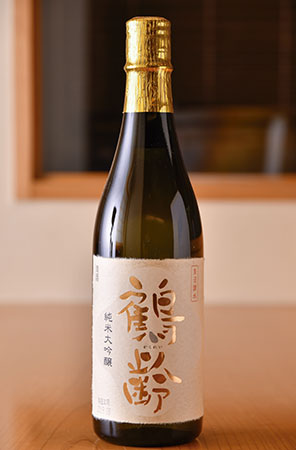 新潟県産の「越淡麗」を100％使った純米大吟醸酒。米の旨みを引き出した丁寧な造り、魚沼の風土を生かした極寒仕込みで、果実を思わせる華やかな香りと優しい旨みが特徴。