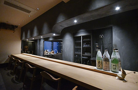 美しい木曽檜のカウンターは、恵比寿の前店か ら引き継いだもの。店内には6席の個室も用意。