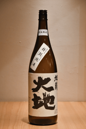 「旭菊 大地 特別純米」。無農薬の福岡県産山田錦100％の純米酒。円熟味のある落ち着いたまろやかさが特徴だ。