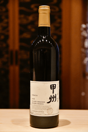 日本酒だけでなく料理に合うワインも取り揃えている。この日、太刀魚の炭火焼きに合わせたのは辛口の「キュヴェ三澤 明野甲州」。