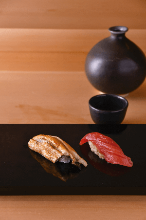 「定番の二貫」 ネタのフレッシュさにこだわった鮪と、江戸前鮨では珍しい鰻。シャリには、古代の稲の特色を色濃く残す「陸羽132号」を使用。