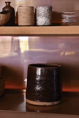 ワインクーラーとして使用するのは、益子焼の「にしん鉢」。会津の郷土料理であるにしんの山椒漬けを作るための器だ。