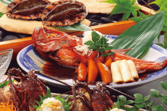夕食は「最上級の翠会席」。メイン料理は「鮑の踊焼き」「牛のステーキ」の2品に伊豆の名物料理金目鯛の姿煮付。